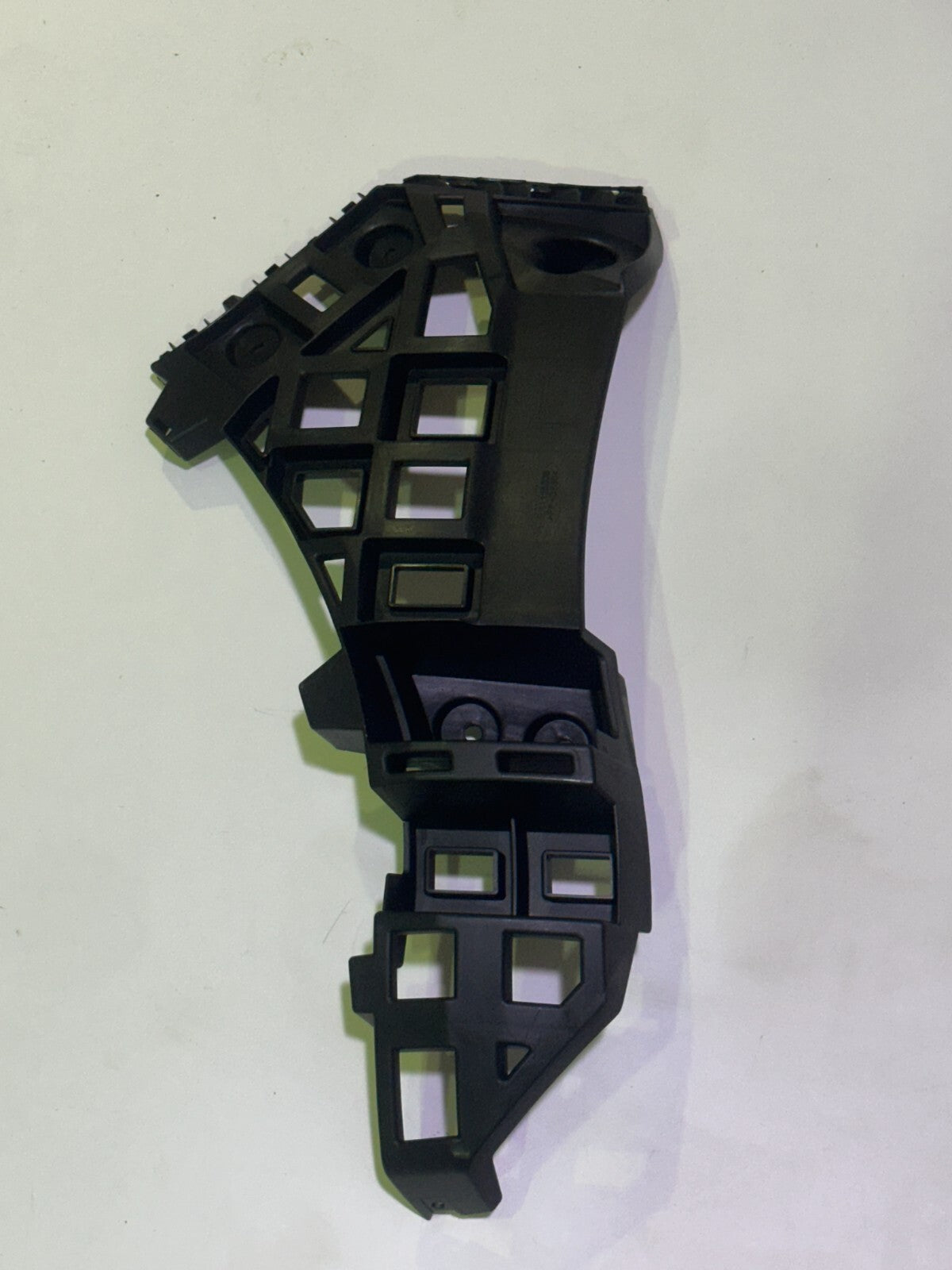 MG 4 SE & TROPHY 2022-2025 Rear Left Passenger Side Bumper Bracket - P11135808