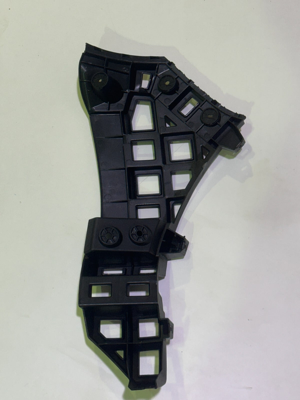 MG 4 SE & TROPHY 2022-2025 Rear Left Passenger Side Bumper Bracket - P11135808