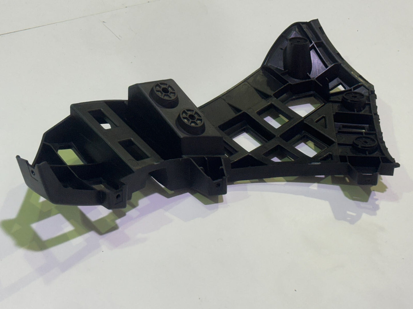 MG 4 SE & TROPHY 2022-2025 Rear Left Passenger Side Bumper Bracket - P11135808