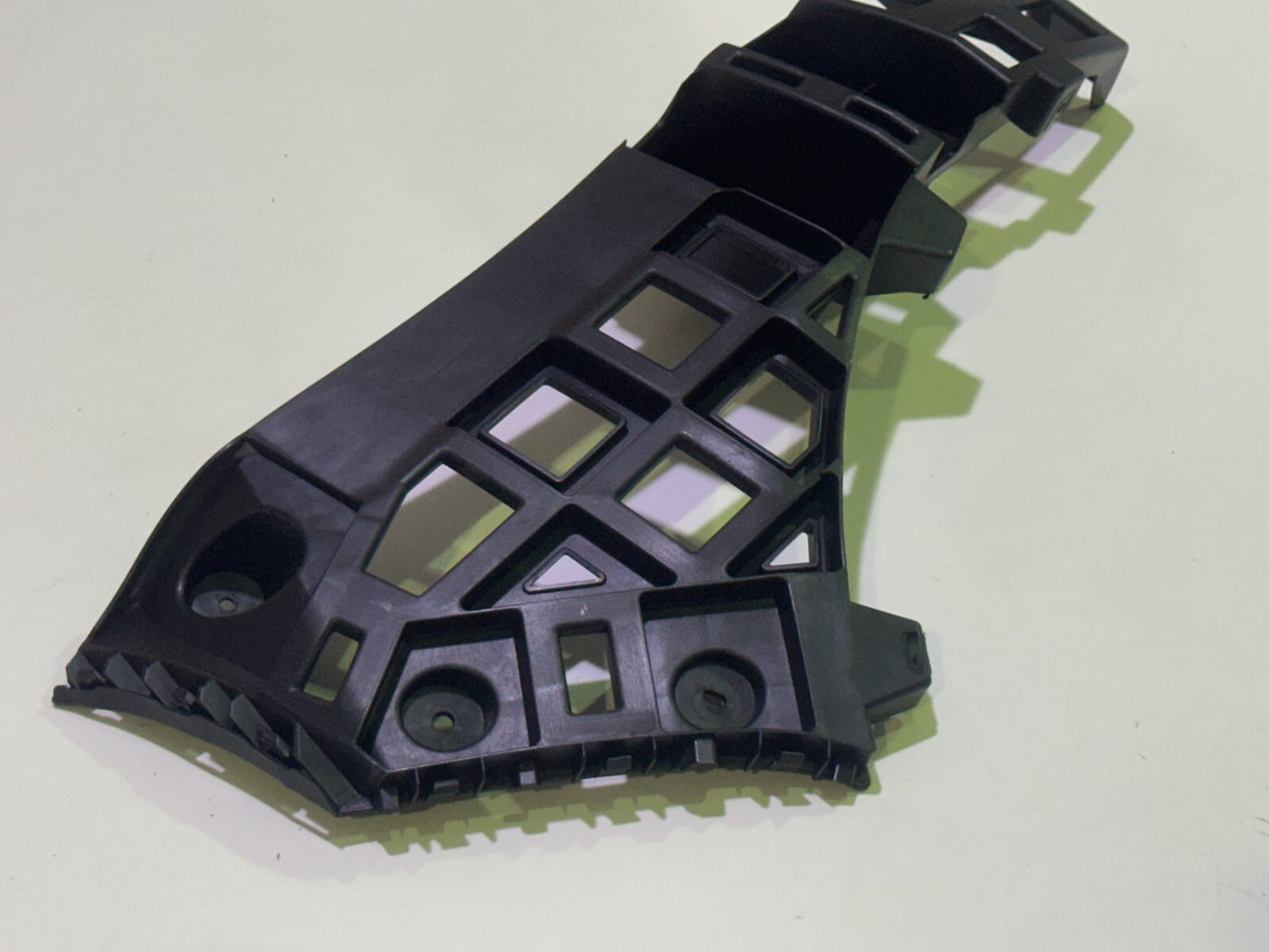 MG 4 SE & TROPHY 2022-2025 Rear Left Passenger Side Bumper Bracket - P11135808