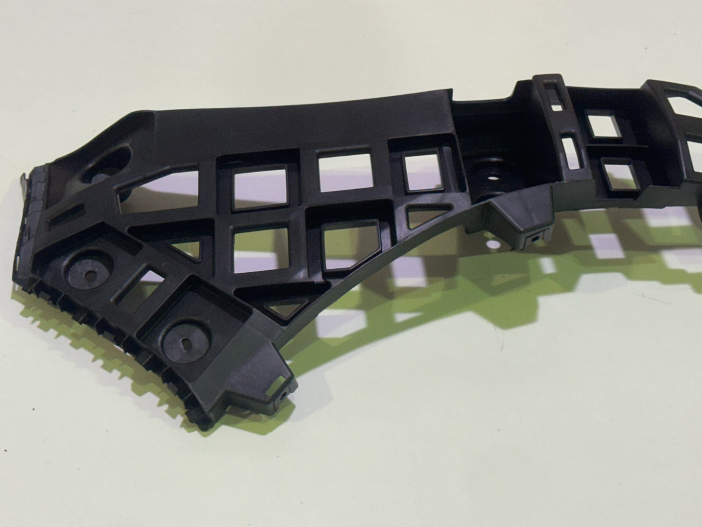 MG 4 SE & TROPHY 2022-2025 Rear Left Passenger Side Bumper Bracket - P11135808