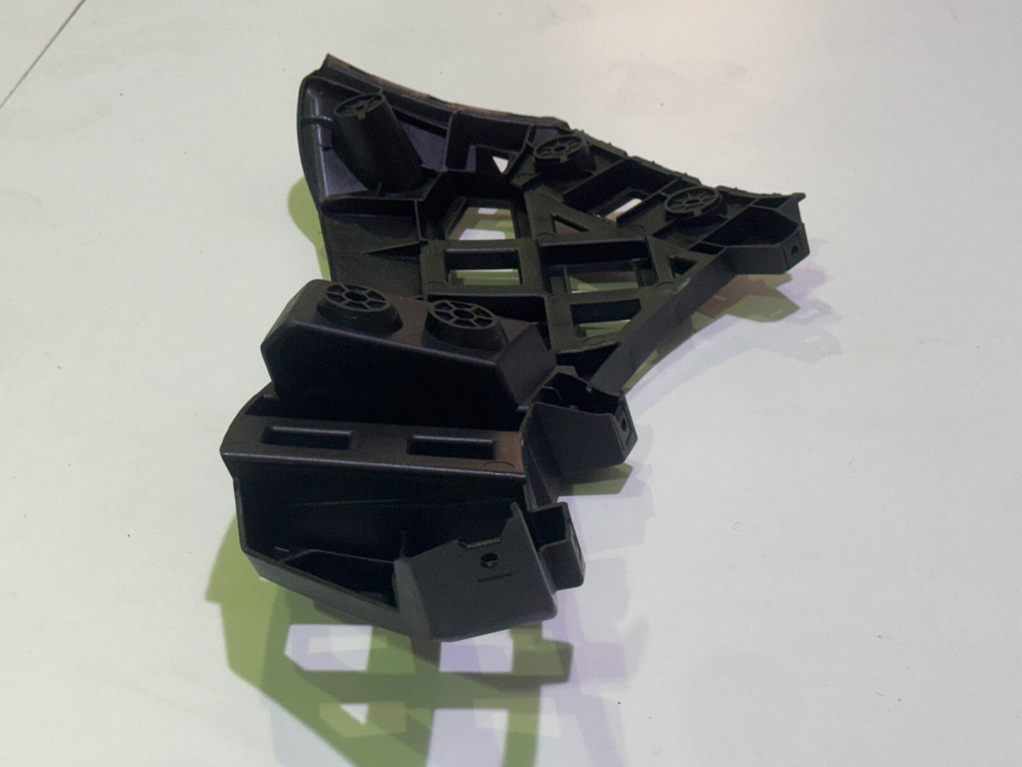 MG 4 SE & TROPHY 2022-2025 Rear Left Passenger Side Bumper Bracket - P11135808