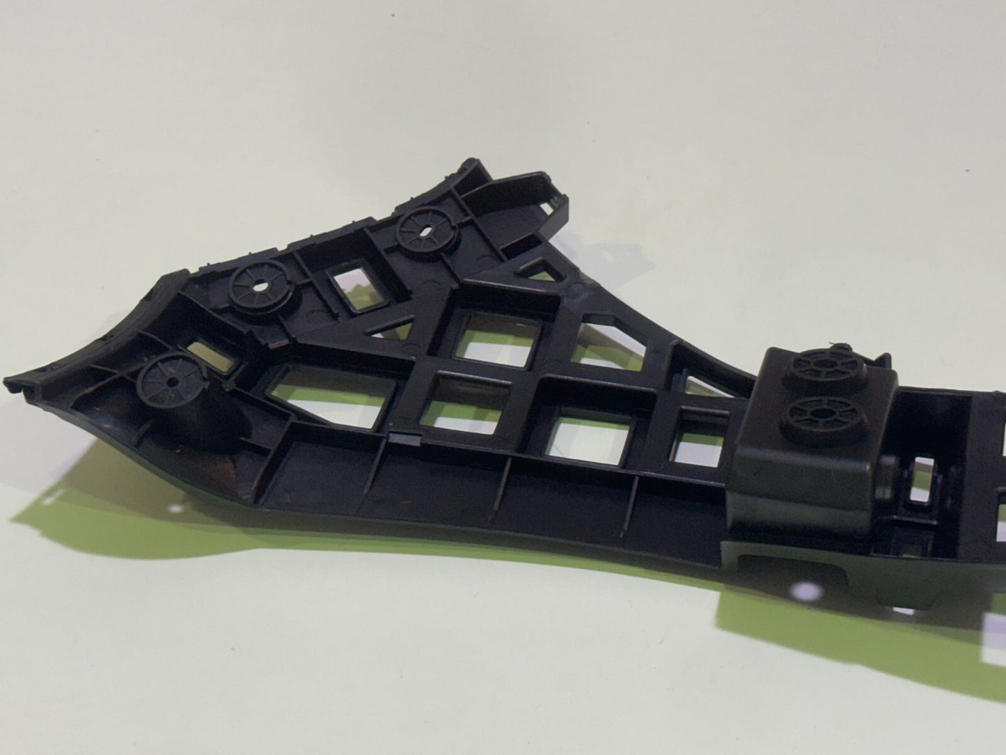 MG 4 SE & TROPHY 2022-2025 Rear Left Passenger Side Bumper Bracket - P11135808