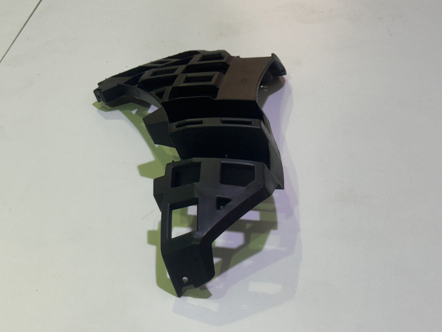 MG 4 SE & TROPHY 2022-2025 Rear Left Passenger Side Bumper Bracket - P11135808