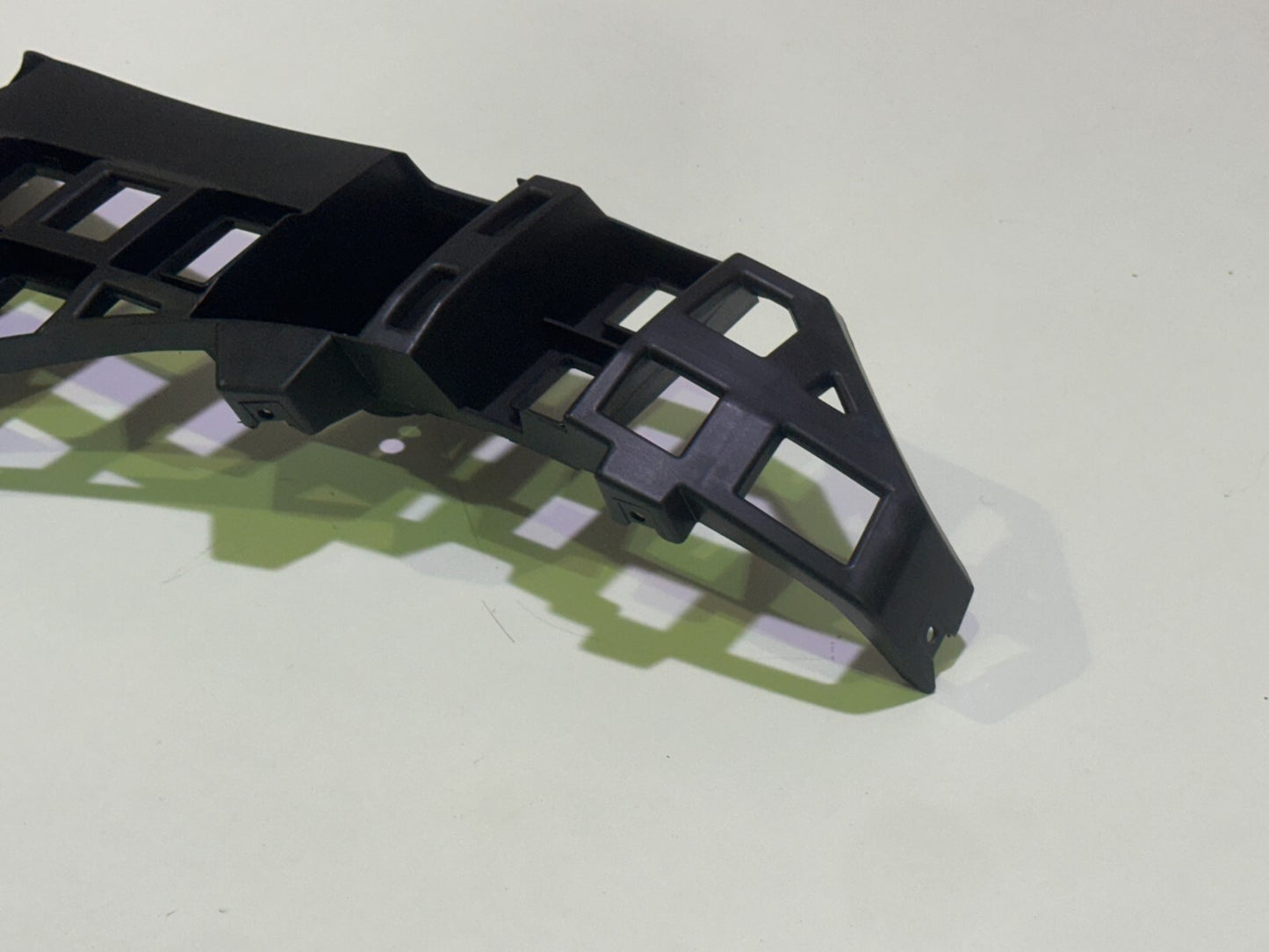 MG 4 SE & TROPHY 2022-2025 Rear Left Passenger Side Bumper Bracket - P11135808