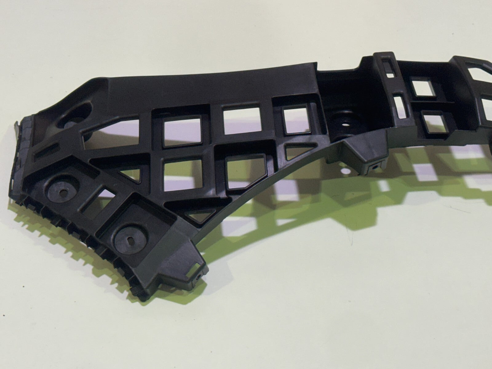 MG 4 SE & TROPHY 2022-2025 Rear Left Passenger Side Bumper Bracket - P11135808