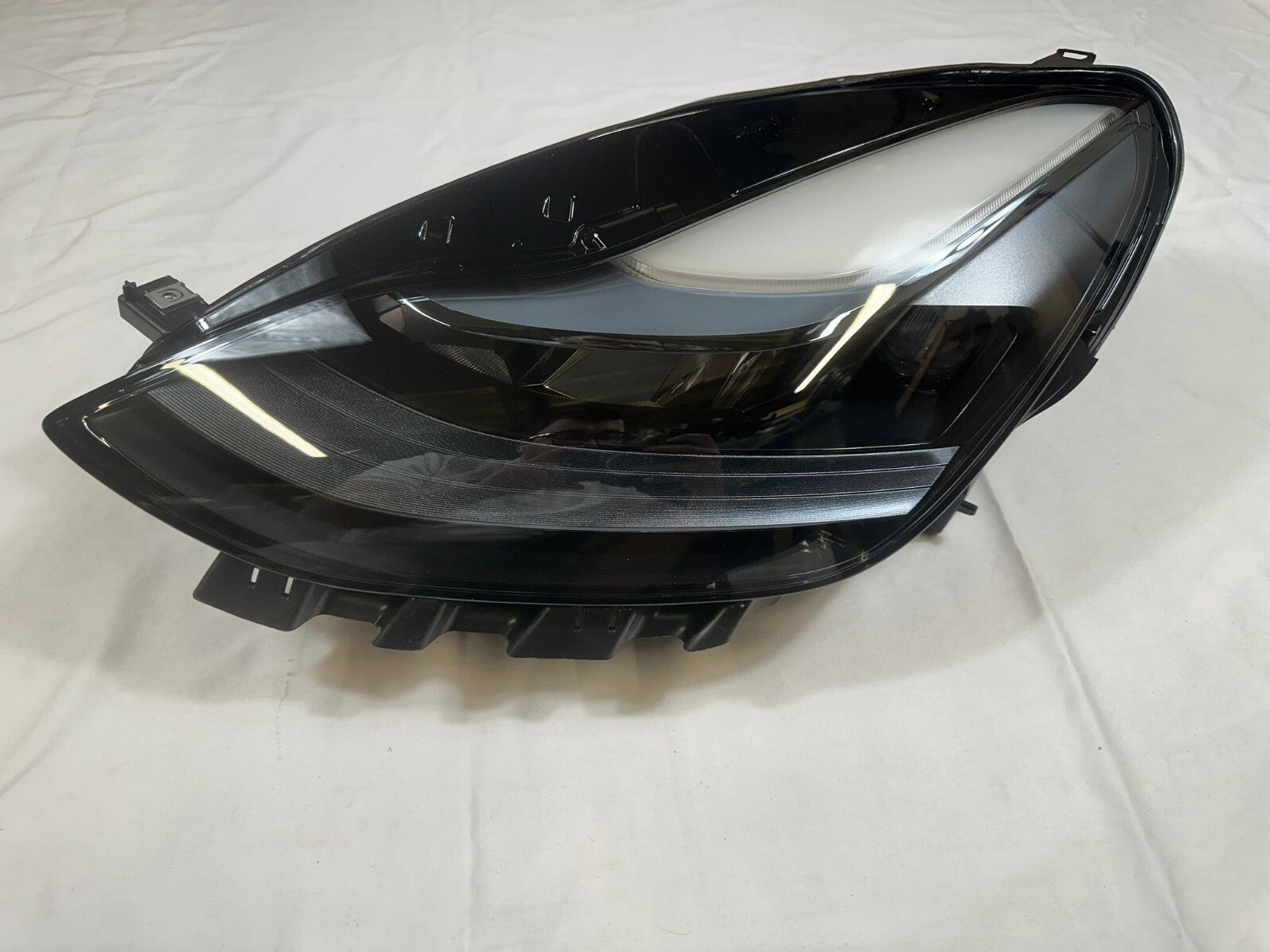 brand new Tesla Model 3 & Y Headlamp Headlight Passenger Side 1514952-00-D